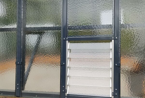 Lamellenfenster mit automatischem &Ouml;ffner f&uuml;r BIO-Vario